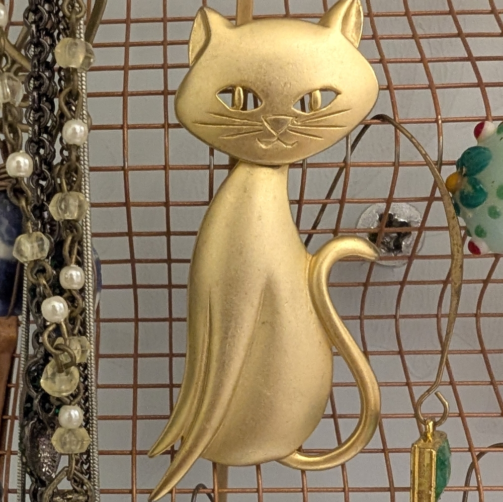 M Lent 1970s VTG signed curious cat, articulated bobble head gold tone brooch 3"